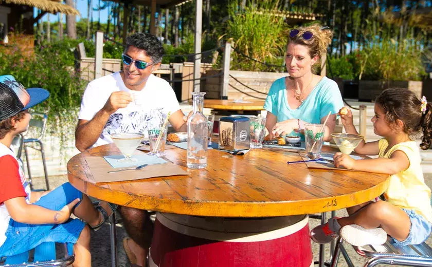Famille terrasse restaurant au camping Les Oyats